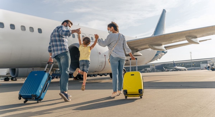 Familie Flugzeug Reise Foto iStock Yaroslav Astakhov